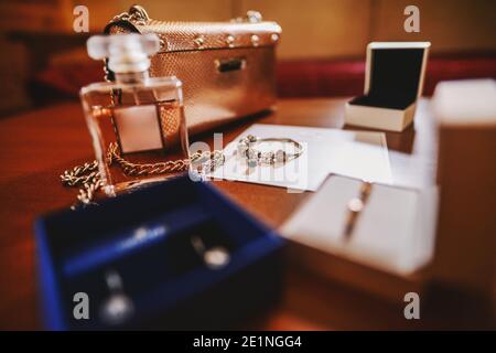 Gros plan des bijoux de femme et bouteille de parfum sur la table. Banque D'Images