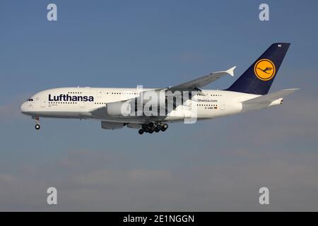 Airbus A380-800 de Lufthansa allemande avec enregistrement D-AIMG en finale courte pour la piste 25L de l'aéroport de Francfort. Banque D'Images