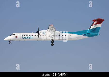 Luxair Bombardier Dash 8 Q400 avec enregistrement LX-LGG sur la courte finale de la piste 25L de l'aéroport de Francfort. Banque D'Images