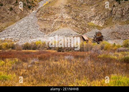 Une mine d'or désexploitée vue du chemin de fer à voie étroite Durango et Silverton, Animas River Valley, San Juan National Forest, Colorado, États-Unis Banque D'Images