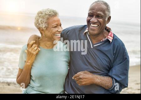 Bon couple afro-américain senior sur la plage Banque D'Images