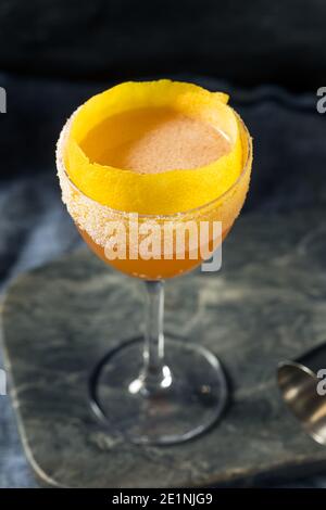 Cocktail husté Brandy Crusta avec sucre et citron Banque D'Images