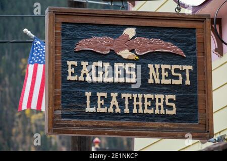 Panneau de rue suspendu pour le magasin Eagles Nest Leathers, Greene Street, Silverton, Colorado, États-Unis Banque D'Images