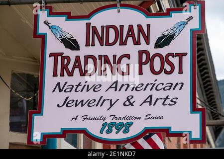 Panneau de rue suspendu pour le magasin Indian Trading Post, Greene Street, Silverton, Colorado, États-Unis Banque D'Images