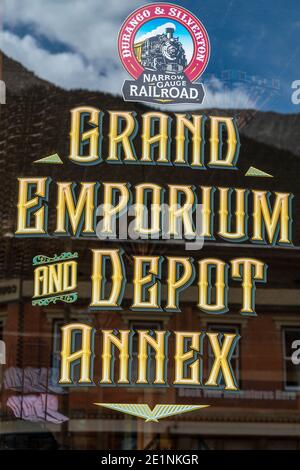 Panneau pour Durango et Silverton Narrow Guage Railroad Grand Emporium and Depot Annex, Greene Street, Silverton, Colorado, Etats-Unis Banque D'Images