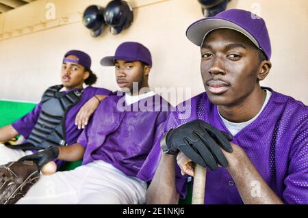 Portrait des joueurs de baseball assis dans le dugout Banque D'Images