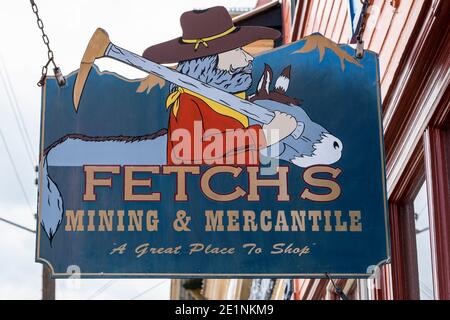 Panneau de rue suspendu pour le magasin Fetch's Mining and Mercantile, Greene Street, Silverton, Colorado, États-Unis Banque D'Images