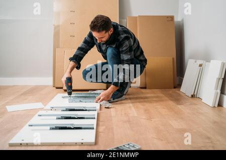 Portrait de l'homme assemblant des meubles. Faites-le vous-même assemblage de meubles. Banque D'Images