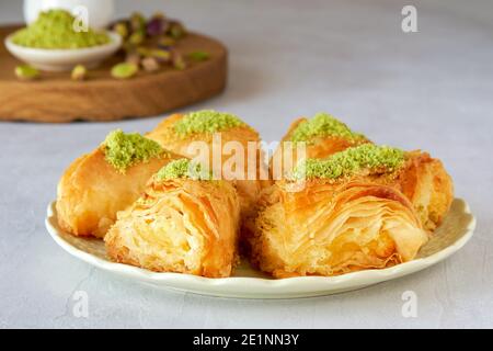 Bonbons traditionnels du Moyen-Orient warbat, kadayif , kunafa. Banque D'Images