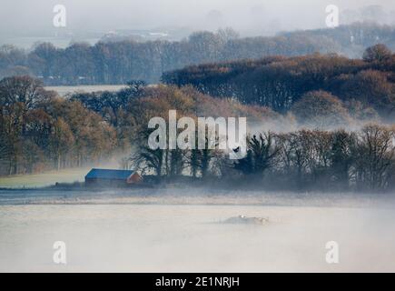 Un magnifique paysage pittoresque au lever du soleil de la brume montante rempli de Pewsey Vale vue de Martinsell Hill, Wiltshire, North Wessex Downs AONB Banque D'Images