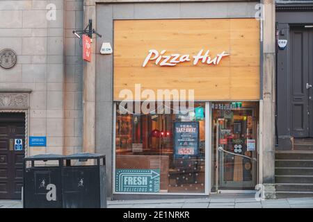 Édimbourg, Écosse - 8 2021 janvier : la pizza Hut située sur Hanover St. à Édimbourg est ouverte à emporter pendant le confinement de Covid-19 au Royaume-Uni. Banque D'Images