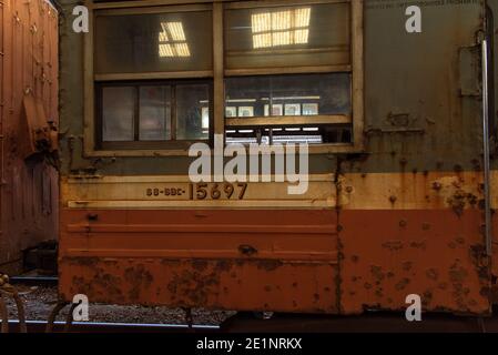 Vieux train rouillé dans la gare de Colombo. Sri Lanka Banque D'Images