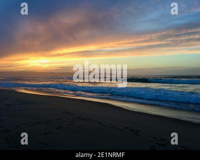 les heures de bleu coquillage au coucher du soleil sur la plage de Paysage de mer méditerranéen ondulé panorama à Skikda Algérie Banque D'Images