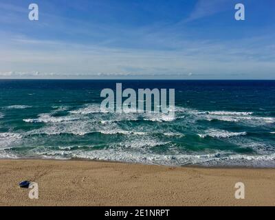 les heures de bleu coquillage au coucher du soleil sur la plage de Paysage de mer méditerranéen ondulé panorama à Skikda Algérie Banque D'Images