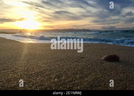 les heures de bleu coquillage au coucher du soleil sur la plage de Paysage de mer méditerranéen ondulé panorama à Skikda Algérie Banque D'Images