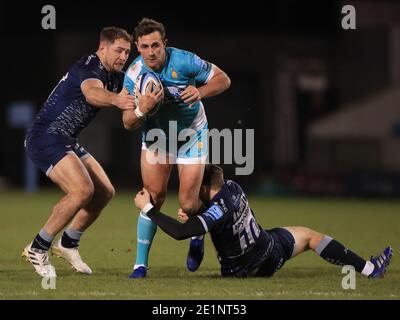 Ashley Beck (au centre) des Worcester Warriors est affrontée par Sam Hill (à gauche) et AJ MacGinty de sale Sharks lors du match Gallagher Premiership au stade AJ Bell, à Salford. Banque D'Images