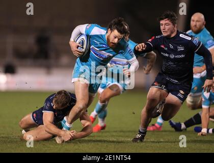 Oli Morris (au centre) des Warriors de Worcester est affronté par Sam Hill (à gauche) de sale Sharks lors du match de Premiership de Gallagher au stade AJ Bell, à Salford. Banque D'Images