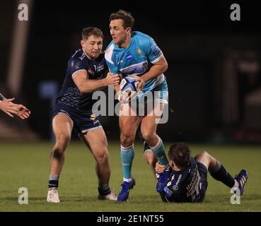 Ashley Beck (au centre) des Worcester Warriors est affrontée par Sam Hill (à gauche) et AJ MacGinty de sale Sharks lors du match Gallagher Premiership au stade AJ Bell, à Salford. Banque D'Images