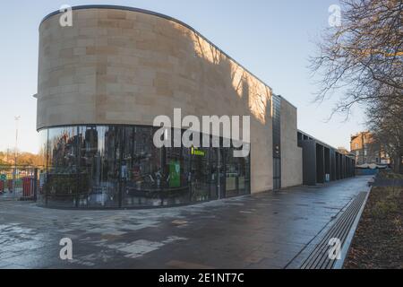 Édimbourg, Écosse - janvier 8 2021 : le nouveau développement de la place Raeburn et le fleuron de Little Dobbies sur Comely Bank Road à Édimbourg, Écosse Banque D'Images