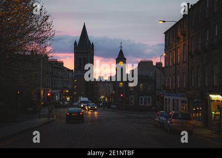 Édimbourg, Écosse - 5 2016 mai : paysage de rue nocturne du quartier Stockbridge à newtown Edinburgh, Écosse. Banque D'Images