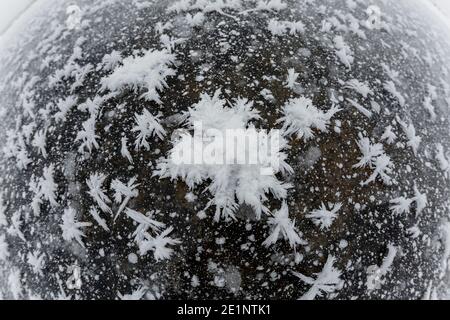 Photo macro fisheye de cristaux de neige sur la glace de lac gelé Banque D'Images