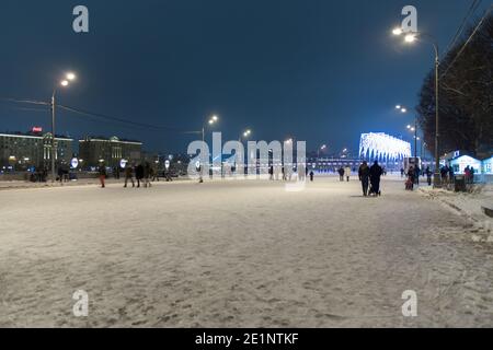 Moscou, Russie, 05 janvier 2021 de nombreuses personnes marchent dans le parc de la ville lors d'une soirée d'hiver avec des amis et des familles avec des enfants. Repos actif pendant le Banque D'Images