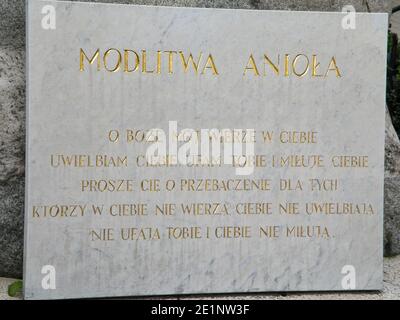 Texte gravé de la prière de l'Agel sur un comprimé de marbre. Texte gravé en or en polonais Banque D'Images