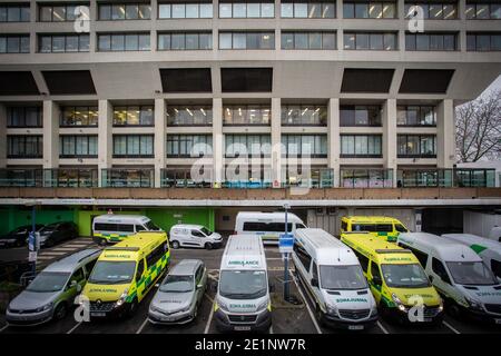 Les ambulances se trouvent à l'extérieur de l'hôpital St Thomas de Londres, en Angleterre. Banque D'Images