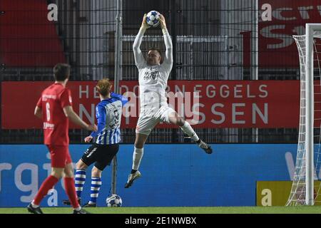 ALMERE, PAYS-BAS - JANVIER 8 : gardien de but Michael Woud du Almere City FC lors du match néerlandais de Keukenkampidisenie entre le Almere City FC et le FC Eindhoven au stade Yanmar le 8 janvier 2021 à Almere, pays-Bas (photo de Patrick Goosen/BSR AgencyOrange PicturesAlamy Live News) Banque D'Images