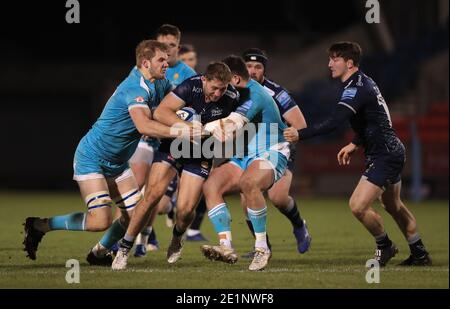 Solde Sam Hill (au centre) de Sharks est abordé par Niall Annet (à gauche) et Ethan Waller lors du match Gallagher Premiership au stade AJ Bell, à Salford. Banque D'Images