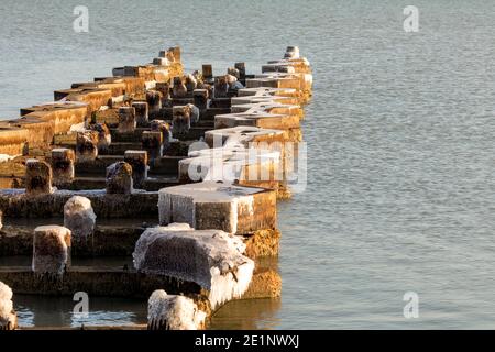 Vieux quai en fricing en hiver, recouvert de glace sur le lac Michigan Banque D'Images