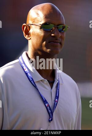 Phil Bradley de l'Assn. Des joueurs de baseball de la Ligue majeure observe la pratique de la batte avant le match entre les Cincinnati Reds et Los Angeles Dodgers à Do Banque D'Images