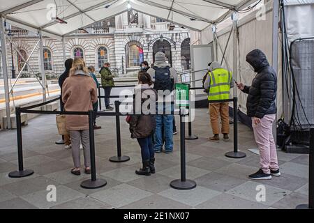 Les gens font la queue au NHS COVID-19 London Bridge vaccine Center 1 Banque D'Images