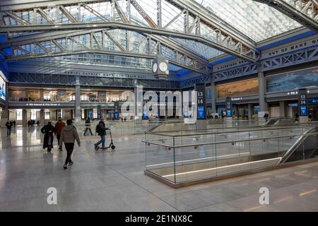 Le Moynihan train Hall (MTH) est situé dans le bâtiment historique de la poste James A. Farley, New York City, États-Unis Banque D'Images