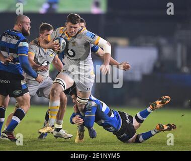 Terrain de jeux, Bath, Somerset, Royaume-Uni. 8 janvier 2021. Anglais Premiership Rugby, Bath versus Wasps; Jack Willis de Wasps est abordé par Ben Spencer de Bath crédit: Action plus Sports/Alay Live News Banque D'Images