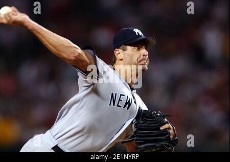 New York Yankees départ Kevin Brown lors de la perte de 8-6 aux Los Angeles Angels d'Anaheim à Angel Stadium à Anaheim, en Californie, le samedi, juillet Banque D'Images