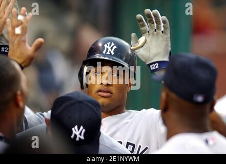 Robinson Cano des New York Yankees est félicité par coéquipiers après avoir obtenu le premier score de la perte de 8-6 Aux Anges de Los Angeles d'Anaheim Banque D'Images