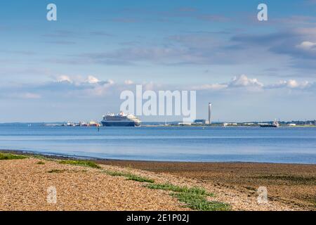 Vue sur Southampton Water depuis la plage de Weston Shore avec la centrale électrique de Fawley en arrière-plan pendant l'été, Southampton, Angleterre, Royaume-Uni Banque D'Images