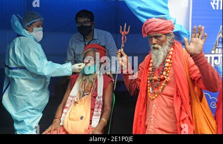 Kolkata, Inde. 08 janvier 2021. Contrôle thermique de l'agent de santé à Sadhu au camp de test COVID à Babughat Gangasagar Transit Camp Way to Gangasagar Mela à l'occasion de Makar Sankranti. (Photo de Ved Prakash/Pacific Press) Credit: Pacific Press Media production Corp./Alay Live News Banque D'Images