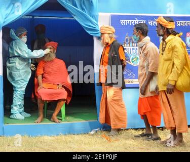 Kolkata, Inde. 08 janvier 2021. Contrôle thermique de l'agent de santé à Sadhu au camp de test COVID à Babughat Gangasagar Transit Camp Way to Gangasagar Mela à l'occasion de Makar Sankranti. (Photo de Ved Prakash/Pacific Press) Credit: Pacific Press Media production Corp./Alay Live News Banque D'Images