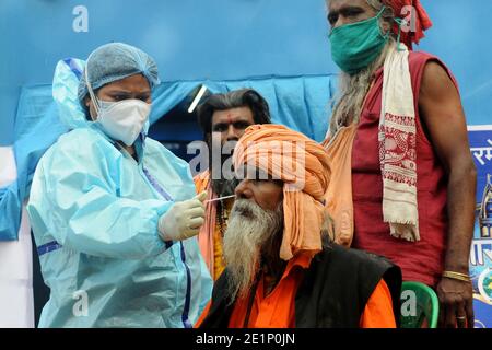 Kolkata, Inde. 08 janvier 2021. Contrôle thermique de l'agent de santé à Sadhu au camp de test COVID à Babughat Gangasagar Transit Camp Way to Gangasagar Mela à l'occasion de Makar Sankranti. (Photo de Ved Prakash/Pacific Press) Credit: Pacific Press Media production Corp./Alay Live News Banque D'Images