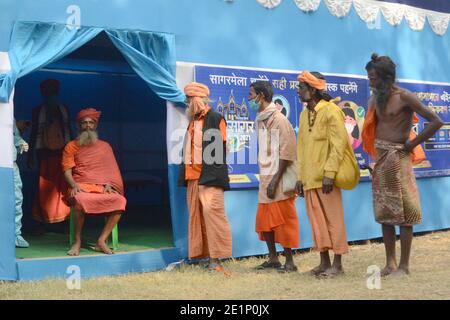 Kolkata, Inde. 08 janvier 2021. Contrôle thermique de l'agent de santé à Sadhu au camp de test COVID à Babughat Gangasagar Transit Camp Way to Gangasagar Mela à l'occasion de Makar Sankranti. (Photo de Ved Prakash/Pacific Press) Credit: Pacific Press Media production Corp./Alay Live News Banque D'Images