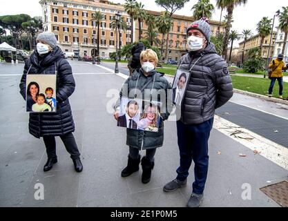 Rome, Italie. 08 janvier 2021. Les parents des victimes du massacre de Viareggio - (29 juin 2009, 32 morts) devant la Cour de cassation en attendant la sentence qui déclarera alors les accusations d'homicide involontaire coupable pour tous les accusés prescrits, car trop de temps s'est écoulé depuis les faits. La peine de juin 2019 de la Cour d'appel de Florence est ainsi renverni, qui avait notamment condamné à 7 ans l'ancien PDG des chemins de fer d'État et RFI Mauro Moretti. (Photo de Patrizia Corteltessa/Pacific Press) Credit: Pacific Press Media production Corp./Alay Live News Banque D'Images