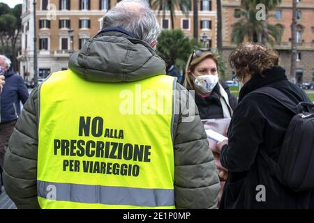 Rome, Italie. 08 janvier 2021. Les parents des victimes du massacre de Viareggio - (29 juin 2009, 32 morts) devant la Cour de cassation en attendant la sentence qui déclarera alors les accusations d'homicide involontaire coupable pour tous les accusés prescrits, car trop de temps s'est écoulé depuis les faits. La peine de juin 2019 de la Cour d'appel de Florence est ainsi renverni, qui avait notamment condamné à 7 ans l'ancien PDG des chemins de fer d'État et RFI Mauro Moretti. (Photo de Patrizia Corteltessa/Pacific Press) Credit: Pacific Press Media production Corp./Alay Live News Banque D'Images