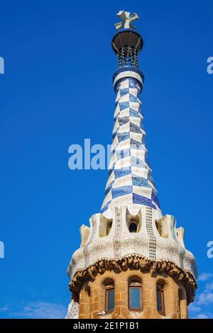 Grande flèche sur une maison dans le parc Güell à Barcelone Espagne, conçu par Antoni Gaudí c'est un site classé au patrimoine mondial de l'UNESCO. Banque D'Images