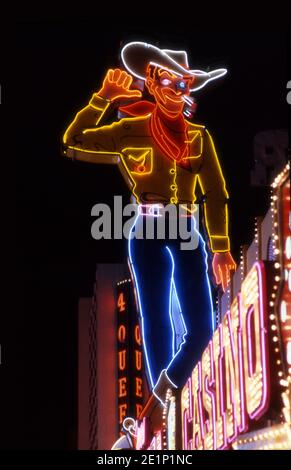 Panneau emblématique de cow-boy au néon sur Fremont Street dans le centre-ville de Las Vegas, Nevada Banque D'Images