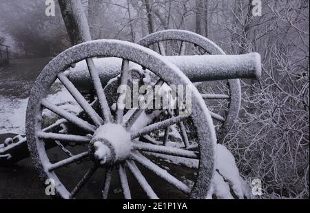 12 canons Napoleon sont vus avec une poussière de neige à point Park, Lookout Mountain, Tennessee. Banque D'Images