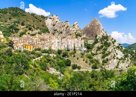 Vue sur Castelmezzano, un village typique sous les sommets de la Dolomiti lucane dans la région de Basilicate, en Italie Banque D'Images