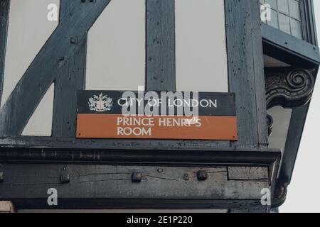 Londres, Royaume-Uni - 19 novembre 2020 : panneau à l'extérieur de la salle Prince Henry sur 17 Fleet Street dans la ville de Londres, l'une des rares maisons qui ont survécu à la 16 Banque D'Images