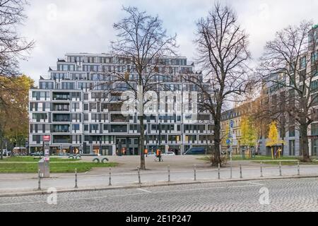 Berlin, Allemagne - 16 novembre 2020: Rive de la Spree Schiffbauerdamm avec la place Bertolt-Brecht-Platz et la construction de la Leonardo Hot Banque D'Images